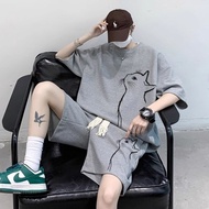 Baju set seluar Lelaki muda memakai satu set dengan seluar pendek lengan pendek dua helai, set T-shi