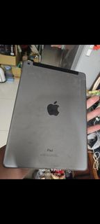 無法開機。外觀目視無破有九成新。零件機賣Apple iPad 6 LTE 128G 9.7吋