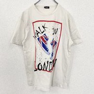 เสื้อยืดพิมพ์ลายแขนสั้นมือสอง พร้อมโลโก้ WALK IN RONDO และรองเท้าผ้าใบหุ้มข้อสไตล์เรโทร สีขาว ไซส์ L