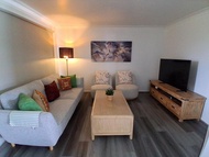 Rumah  m² dengan 3 kamar tidur dan 2 kamar mandi pribadi di Western Sydney (Moon House)