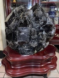 水晶骸骨茶晶（煙晶）擺件/內部有金流沙與超七彩虹/主石高62公分寬51公分深51公分/座高27公分寬72公分深65公分/總高80公分總重量212公斤/全台到府免運費限1樓或有電梯/外部層層堆疊、皺紋、