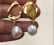 Celine 不對稱三角吊珍珠耳環