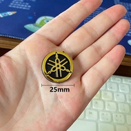 จัดส่งฟรี 2 ชิ้น/ล็อต 3D เรซิ่นสัญลักษณ์สำหรับ Yamaha โลโก้ LC135 y15zr R25 mt09 125zr