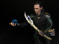 [熊拍賣]『HOT TOYS洛基短杖 』1/6 LOKI頭盔披風權杖組頭雕 MMS176 MMS472配件 12吋公仔