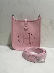 ‼️Hold‼️現貨G刻，26年新鮮單-仙女櫻花粉🌸Hermes Mini Evelyne