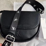 外國預訂款 Calvin Klein 皮質輕量男士馬鞍斜咩袋