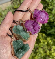 Mặt dây chuyền đá thô mạ vàng Fluorite Aura màu xanh lá cây thạch anh tím với vòng cổ có thể điều ch
