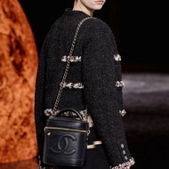 ::CHANEL:: 經典雙C LOGO菱格紋小牛皮圓筒手提/斜背包 化妝箱包 (黑色)