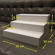 ชั้นวาง 3 ชั้นหน้าทึบ กว้าง วางของเล่น ของจุกจิก น้ำหอม ของตั้งโชว์ วางในตู้ ikea, index ได้ สีขาวนวล One