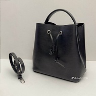 LV包包 NEONOE 黑色EPI水波紋皮革水桶包 M54366