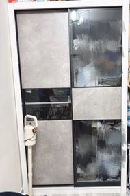 白色水泥灰黑玻璃趟門衣櫃