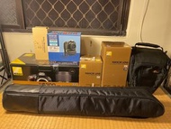 Nikon  D5300 18-140 VR Kit(外加35mm/55-300mm鏡頭/相機包、三腳架、電池把手、錄影麥克風）