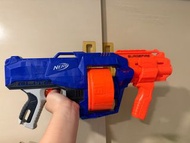 孩之寶（Hasbro）的Nerf N-Strike Elite SurgeFire 衝鋒槍。