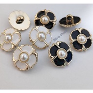 12 PCS SQUARE FLOWER MUSHROOM BUTTONS 32l/ 24L 2.1 MM/ 15MM BLACK AND WHITE SQUARE PEARL CODE A1810