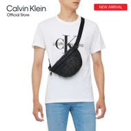 Calvin Klein กระเป๋าสะพายข้างผู้ชาย รุ่น HH3830 001 ทรง Reversible Saddle Bag - สีดำ