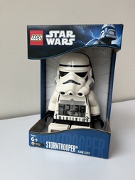 LEGO 樂高星球大戰帝國暴風兵（白兵）造型數碼發光鬧鐘。頭部、手臂和腿部皆可活動，可調整為坐姿或立姿。背光與貪睡（Snooze）：只要向下按壓暴風兵的頭部（頭盔），螢幕就會亮起黃光。鬧鐘響起時，同樣