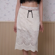 LUCA STUDIO_Ivy Pencil skirt - กระโปรงทรงสอบ (Midi Pencil skirt) ผ้าชีฟองปักลายดอกไม้ สีครีมอ่อน เนื