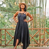 長款黑色蕾絲鉤針編織連衣裙，適合夏季穿著。長款晚裝不對稱連衣裙女士。