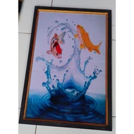 Lukisan cetak ikan koi terbang plus Bingkai ukuran 65×45
