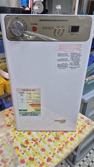 已經拆好咗包正常可以用齊配件二手15.1公升儲水式電熱水爐出售：WELTRON 威朗 ~型號WHN4 3kW~ 15.1公升 花灑儲水式電熱水爐有原裝冷熱水混合掣，花灑喉及掛鉤，石硤尾窩仔街交收，包正