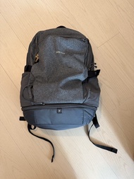 Quechua 20L 容量灰色背包