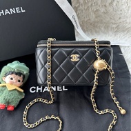 【配件：防塵袋 💕】Chanel 22A 黑金 黑色 金扣 金球 長盒子 化妝盒 羊皮 單肩 斜挎