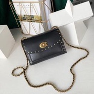 Chris精品代購 美國Outlet COACH 29389 翻蓋C字鎖扣LOGO 鉚釘造型 可單肩可手提 斜背包 黑色