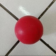 Bola latihan kasti karet merah