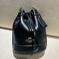 【COACH】銀色馬車標誌牛皮迷你水桶包(黑色)