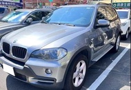 2008 BMW X5 灰色  實際里程：17萬公里  引擎燃料：汽油  驅動方式：2WD  排  氣  量：3.0L 乘客數：5門5座  售價：9萬  ❌同行勿擾✅到店享更多優惠喔 💡賞車專線⓿❾❺