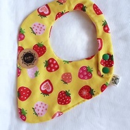 AKPN草莓大福-黃色-八層紗100%cotton雙面草莓角型圍兜.雙釦式可