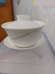 日本 NARUMI (鳴海) 為港龍航空聯名定制之白色骨瓷中式茶盅 絕版收藏 港龍航空 骨瓷中式焗茶盅 /1套3件 茶杯+蓋+茶托Rare collectibles 
NARUMI x DRAGONA