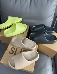 🐻‍❄️多色adidas originals Yeezy Slide 一字拖鞋 沙灘鞋 男女情侶款 黑色 骨白 蘋果綠 米棕色 藍色