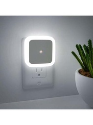 帶智能感應器的led夜燈燈具,可感應黑暗狀態,自動開啟白天白光溫暖燈,配備0.5瓦插頭