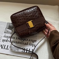 中古Ferragamo鱷魚壓紋皮小方胖 斜背 單肩側背包