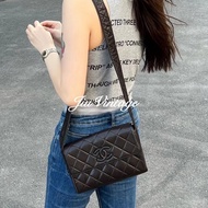 Chanel • So Black 黑武士全皮郵差包 在台現貨