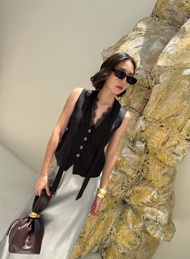 colourblockmatter - Tyler Vest  เสื้อเวส ผ้าสูทอัดกาว แต่งปกคอลูกไม้ตามสี