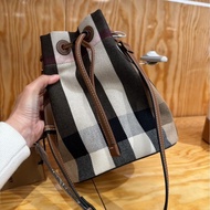 Burberry 抽繩水桶包