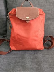 法國製的Longchamp Le Pliage Original經典摺疊後背包，M號尺寸，日本朋友購於法國，有使用痕跡，拉鍊頭遺失，更換了巴黎鐵塔鑰匙圈，官網目前價格$5400！#25春天市集