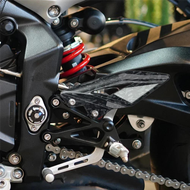 CJ7F สำหรับ Triumph Street Triple 765r 765rs 2016-2024 แป้นเหยียบเท้ารถจักรยานยนต์ Heel Guard แผ่นตก