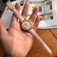 空姐精品代購 COACH 14503151 新款粉色系少女心石英手錶 玫瑰金錶殼 水鑽鑲嵌 時尚氣質款 真皮錶帶 附購證