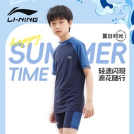 LI-NING ชุดว่ายน้ำสำหรับเด็กกางเกงว่ายน้ำเด็กผู้ชายแบบแยกชิ้นสำหรับเด็กชายวัย5-12ขวบฝึกกันแดดแบบมืออาชีพใส่น้ำพุร้อนแบบใหม่ปี2024