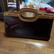 LV紅色漆皮手拿包