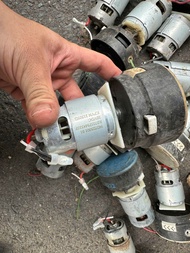 2 cái Mô tơ rã từ máy cắt cỏ 775 còn chạy tốt. Giá 2 cái