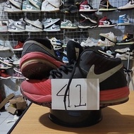 Low 41 basketball shoes