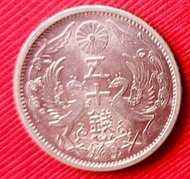 680日本昭和12年（旭日雙鶴）五十錢銀幣乙枚。有銀光。