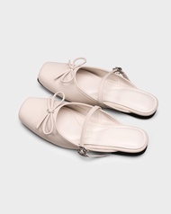 MellowCo รองเท้าส้นแบนเปิดส้น หน้าเท้าประดับโบว์ รุ่น Call Me Ivy M11-4455