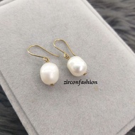 10k dangling pearl earrings