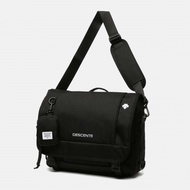 【日本DESCENTE迪桑特】Sports Basic Messenger Bag 2色任選 運動郵差包/運動包/健身包