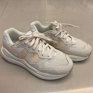 New balance 5740  NB休閒鞋 奶油底 奶油色 IU著用款 24.5